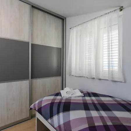 Two-bedroom In Kastel Gomilica Kastela