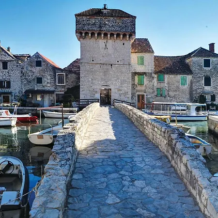 Two-bedroom In Kastel Gomilica Apartment Kastela