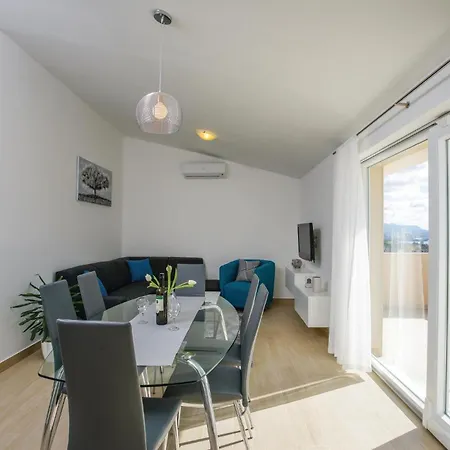 Two-bedroom In Kastel Gomilica Apartment *